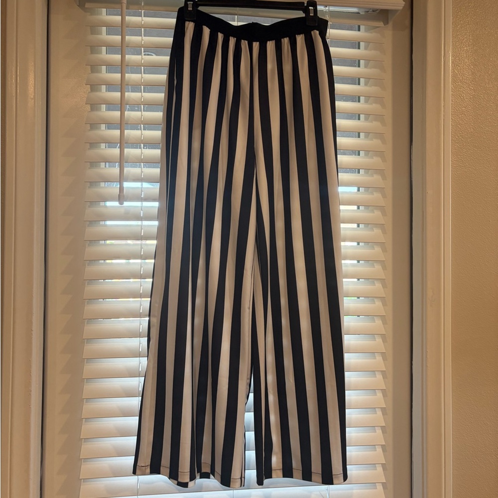 NWOT Black and White Striped Wide-Leg Pants with pockets . XL